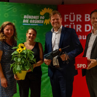 Juliane Vinzelberg, Theresa Probst (beide GRÜNE) und Fabian Wamser gratulieren Konstantin Wamser zur Wahl